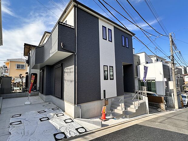 【駐車場】カースペース2台可／駐輪スペース。広々カースペースです。自転車、バイクなども置き場に困りません。