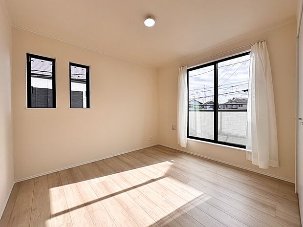 【洋室】表情豊かな木目が醸しだす空間は、暮らしに落ち着きと華やぎを与えてくれます。