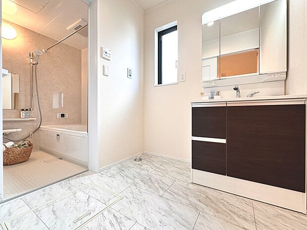 【脱衣所】洗面所は小さなプライベートスペース。歯磨き、洗顔と毎日施す個人空間。