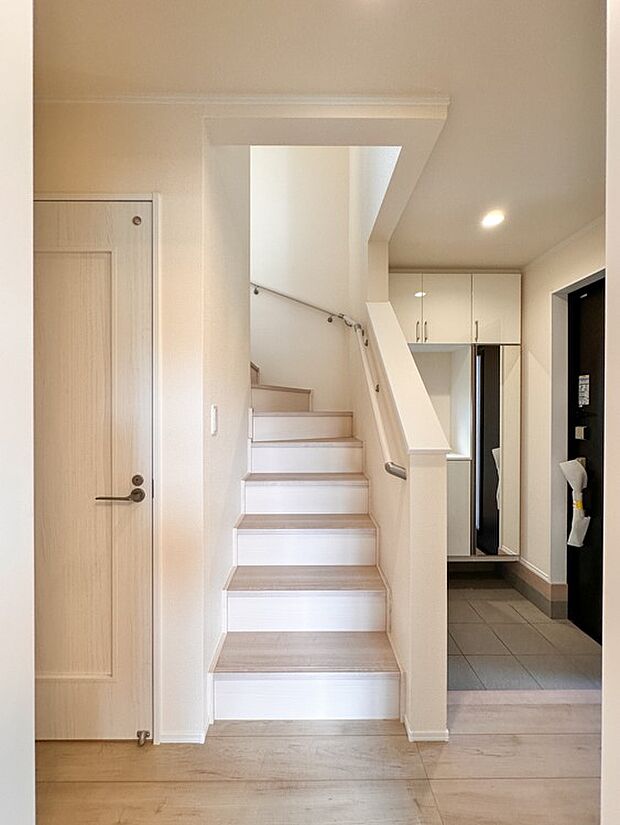 【内観】こちらの物件が少しでも気になるようでしたら、お気軽にお問合せください。人生でいちばん大きなお買い物ですので、ゆっくりご見学ください。ネット上の画像と実際の見学では、リアル感がまるで違…