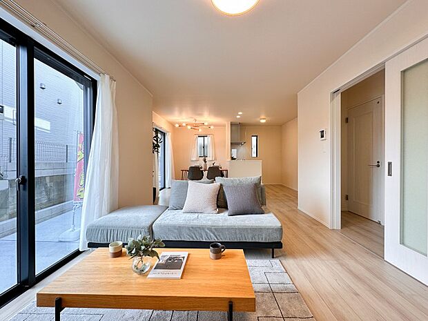 【ＬＤＫ-18.75帖】明るく開放的な空間が広がるLDK。大きめのLDKはそれだけで心が和みます。