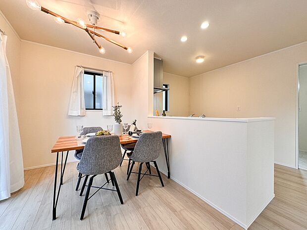 【ＬＤＫ-18.75帖】キッチンからダイニング、そしてリビングへの動線が短いため、料理をしながら他の家事をこなすのもスムーズ。