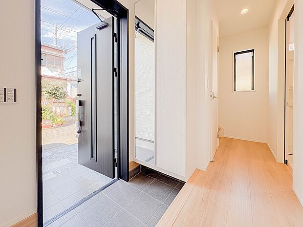 【玄関】玄関はおうちの顔と言われます。玄関アプローチは、外観デザインの印象を左右します。ご家族の個性を出しながら、素敵な玄関でお客様をお迎えしてください。