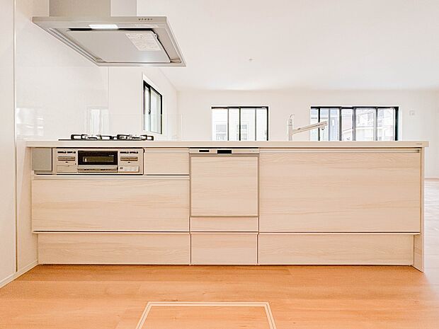 三口コンロで料理の幅を拡げてくれる使いやすいシステムキッチンを採用。洗い場も大きいので野菜や食器を洗ったりする際にも捗り、奥様の強い味方となってくれるはずです。