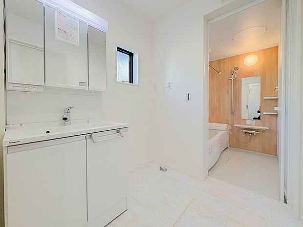 家族全員が使う洗面化粧台。手に取りたいものがさっと取り出せて身支度が快適にできます。1日のスタートを心地よく始めるには、スムーズに心地よく準備できる洗面化粧台がいいですよね。