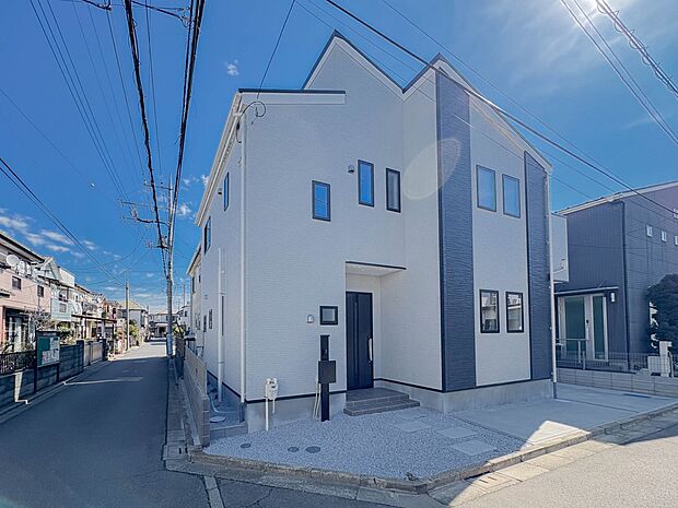 【外観】ここから始まる「日常」はご家族にとってかけがえのない時間となります。少しでも豊かに、快適に。そんな想いから本邸宅は生まれました。