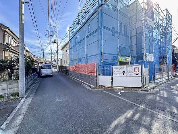 【外観】家の前をまっすぐの通りが走っている。クルマは少なく、人々は毎朝、ウォーキング、ジョギング、犬の散歩など、フリーな朝時間を過ごしている。