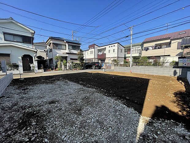 【外観】家の前をまっすぐの通りが走っている。クルマは少なく、人々は毎朝、ウォーキング、ジョギング、犬の散歩など、フリーな朝時間を過ごしている。