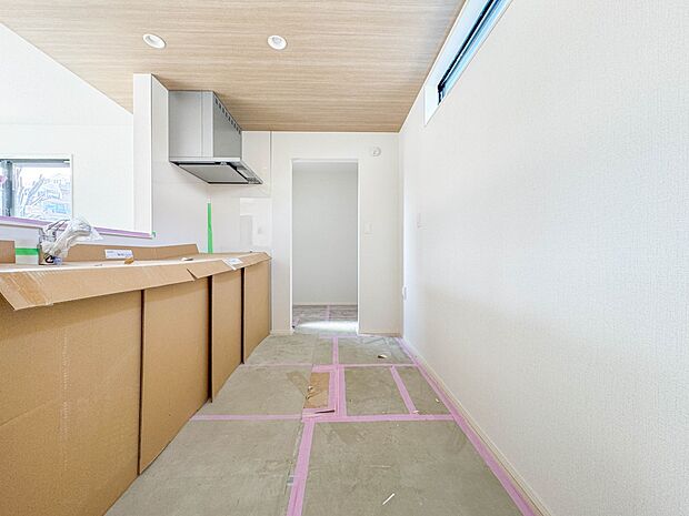 【キッチン】ナチュラルな自然光の中での調理。会話が弾む対面型キッチン。お洒落な食器類を余裕で収納できるスペース。動きやすい女性目線のキッチン動線。これからはお料理をつくる時間が劇的に変わりま…