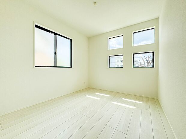 【子供部屋5.25帖】お子様のお部屋にぴったりなクロークを備えたフローリング仕様の洋室です。