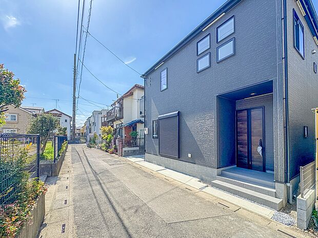 【前面道路4M】家の前をまっすぐの通りが走っている。クルマは少なく、人々は毎朝、ウォーキング、ジョギング、犬の散歩など、フリーな朝時間を過ごしている。