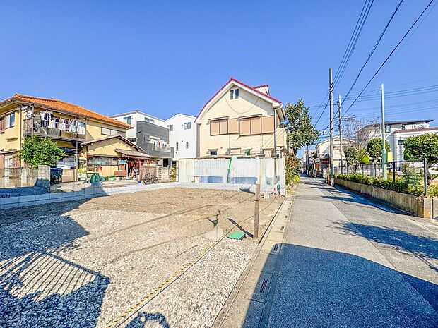 【前面道路4M】家の前をまっすぐの通りが走っている。クルマは少なく、人々は毎朝、ウォーキング、ジョギング、犬の散歩など、フリーな朝時間を過ごしている。