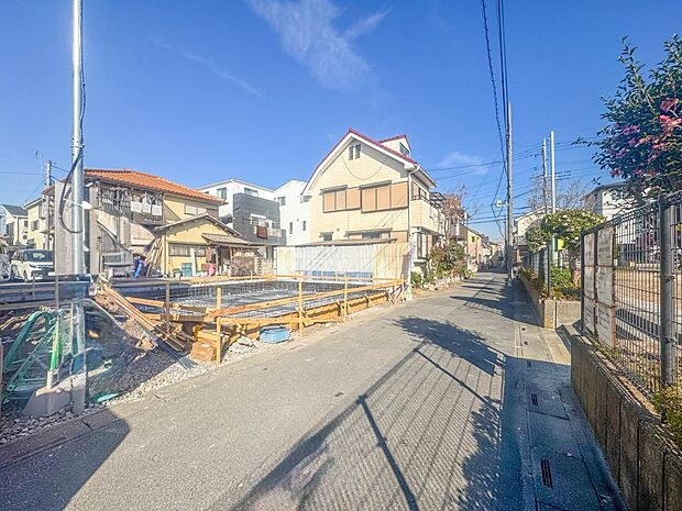 【前面道路4M】家の前をまっすぐの通りが走っている。クルマは少なく、人々は毎朝、ウォーキング、ジョギング、犬の散歩など、フリーな朝時間を過ごしている。