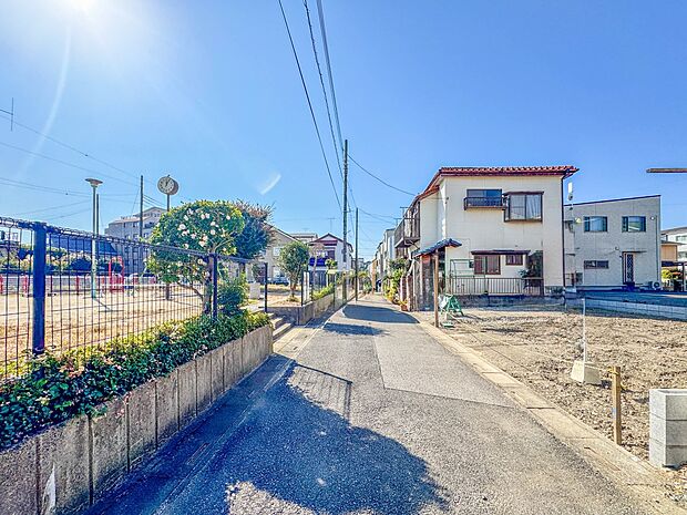 【前面道路4M】車の通行が少ないので、静かな住環境を維持することができます。