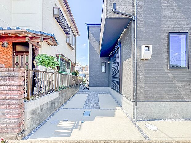 【駐車場】ゆったりとした駐車スペースを確保。