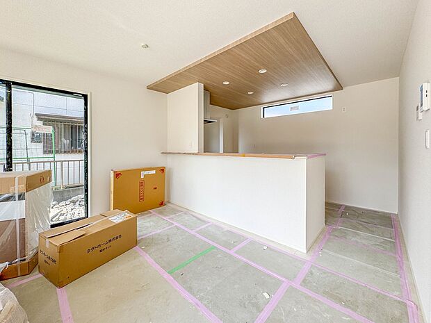 【LDK16帖】忙しい朝でも家族揃って食事をしたいゆとりあるダイニングスペース。