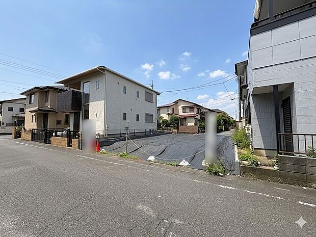 家の前は美しい通りになっていますが、クルマが比較的少なく。家のまわりで遊ぶお子さまも安心です。＊CGにより晴天に加工しております