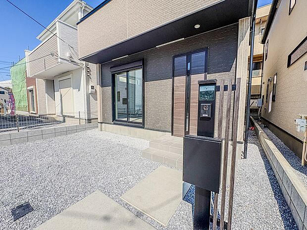 【玄関】家の顔となる玄関は、高いデザイン性が求められます。高級感と断熱性、防犯性に優れた玄関ドアを標準装備。ピッキング対策のセキュリティサムターン等、防犯に考慮しました。