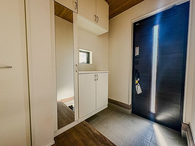 【玄関】上質感漂うアプローチ。居住者の帰り、訪れる方を優しく迎える。