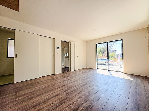 【LDK】うららかな陽射しがどのお部屋にも降り注ぎますように、快適さを追求した間取設計。得難い立地環境での生活を恵みの豊かな永住の地へと変えてくれます。