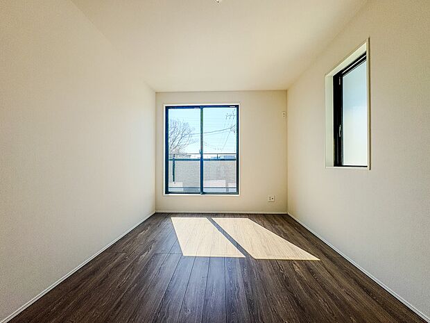 【子供部屋】お子様のお部屋にぴったりなクロークを備えたフローリング仕様の洋室です。