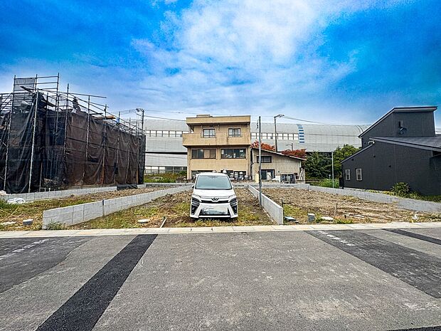 【前面道路6ｍ】車の通行が少ないので、静かな住環境を維持することができます。