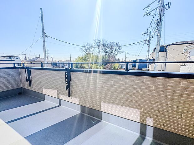 【バルコニー】 バルコニーから差し込む陽光・通風は、住環境・快適性と共に有り続ける貴重な「財産」です。