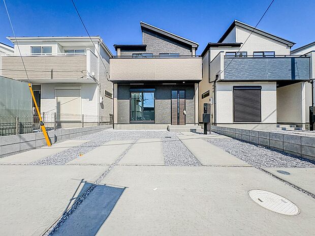 【駐車場】カースペース2台可/駐輪スペース。広々カースペースです。自転車、バイクなども置き場に困りません。