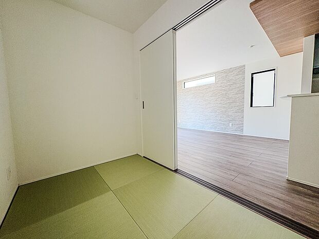 【リビング・和室併設】 和室を上手に活用すると暮らし方の幅が広がります。例えば普段は開け放して、子供の小さいうちはお昼寝や遊びのスペースに。畳はソフトなので転んでもケガをしにくく安心です。…