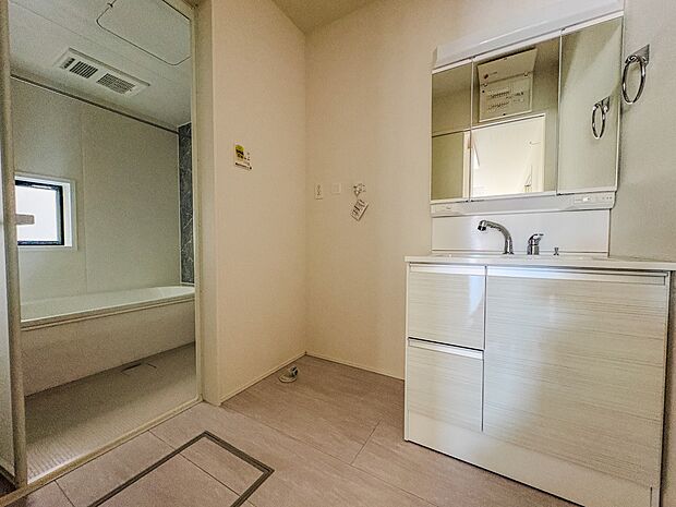 【脱衣所】脱衣所です。サニタリー収納付き。タオルや下着類等の保管場所として。