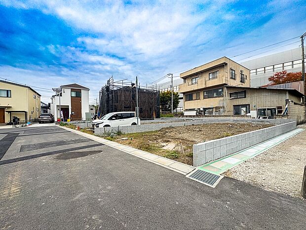 【玄関】家の顔となる玄関は、高いデザイン性が求められます。高級感と断熱性、防犯性に優れた玄関ドアを標準装備。ピッキング対策のセキュリティサムターン等、防犯に考慮しました。