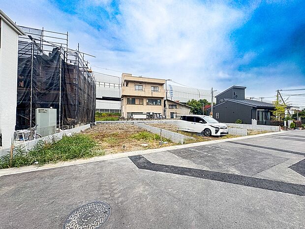 【駐車場】毎日の生活にマイカーが必須という方は、購入を検討する際、駐車場があることは大事な条件です。毎日の通勤や家族の送迎、買い物やお出かけなどクルマのある暮らしを満喫したい方は要チェック。…