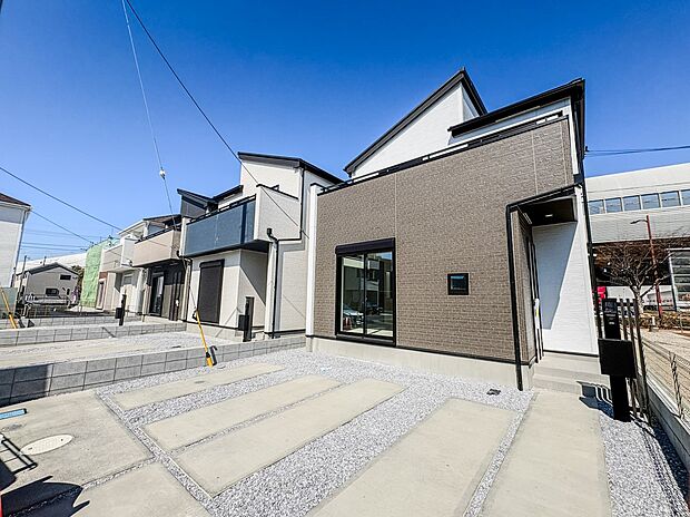 【玄関】家の顔となる玄関は、高いデザイン性が求められます。高級感と断熱性、防犯性に優れた玄関ドアを標準装備。ピッキング対策のセキュリティサムターン等、防犯に考慮しました。