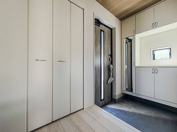 【玄関】上質感漂うアプローチ。居住者の帰り、訪れる方を優しく迎える。