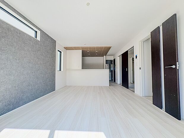 【LDK】うららかな陽射しがどのお部屋にも降り注ぎますように、快適さを追求した間取設計。得難い立地環境での生活を恵みの豊かな永住の地へと変えてくれます。