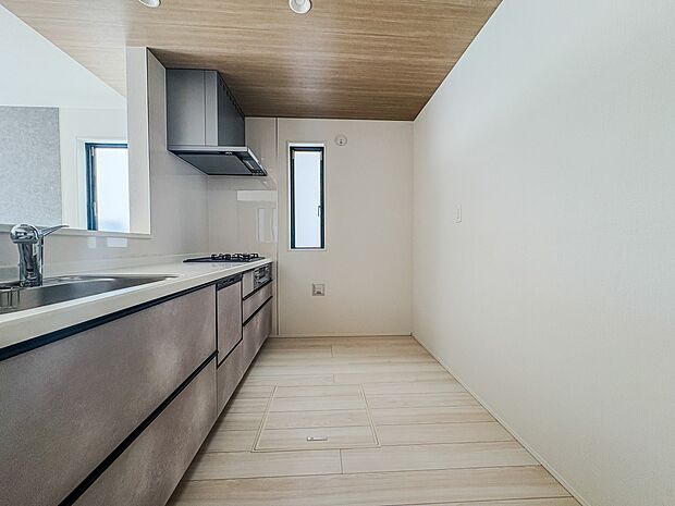 【キッチン】ナチュラルな自然光の中での調理。会話が弾む対面型キッチン。お洒落な食器類を余裕で収納できるスペース。動きやすい女性目線のキッチン動線。これからはお料理をつくる時間が劇的に変わりま…