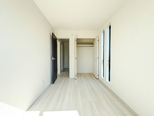 【寝室】充実した生活は伸びやかな居室空間から始まります。快適に・伸びやかに。心の潤いを求める方々へ。