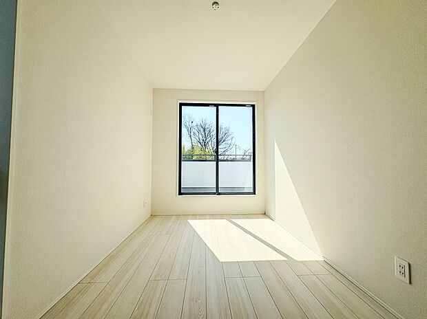 【子供部屋】お子様のお部屋にぴったりなクロークを備えたフローリング仕様の洋室です。