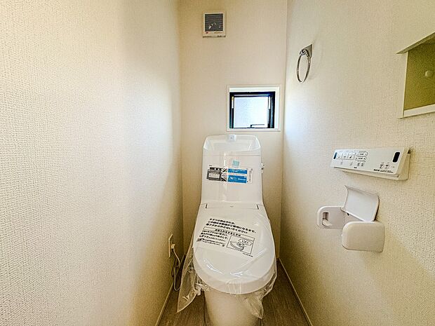 【トイレ】いつも清潔なスペースであってほしいのが毎日使うトイレです。掃除がしやすいのはもちろん、落ち着けるスペースとして機能することも大切です。