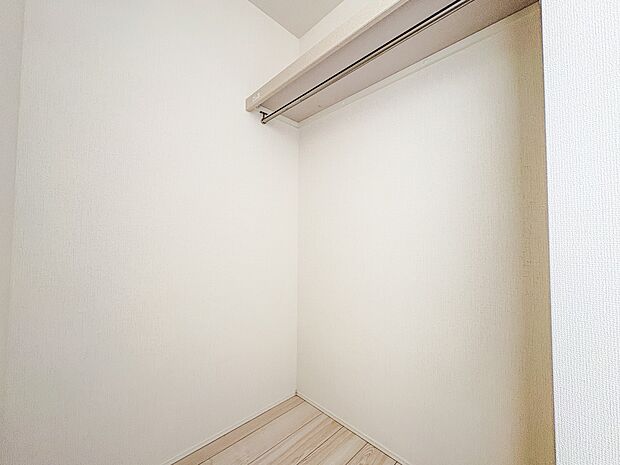 【WIC(ウォークインクローゼット)】 たくさんの洋服をかけてもシワになりにくいウォークインクローゼット。洋服以外にも、普段使わない家電やスーツケース、ストック品など何でも片付く嬉しい空間…