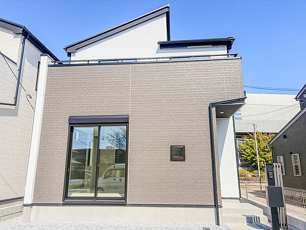 【外観】こちらの物件に少しでもご興味がありましたら、お気軽にお電話下さい。ネット上で「見えない物」「わからない事」でも、実際にご見学いただくことで、手に取るようにおわかりいただけるはずです。…