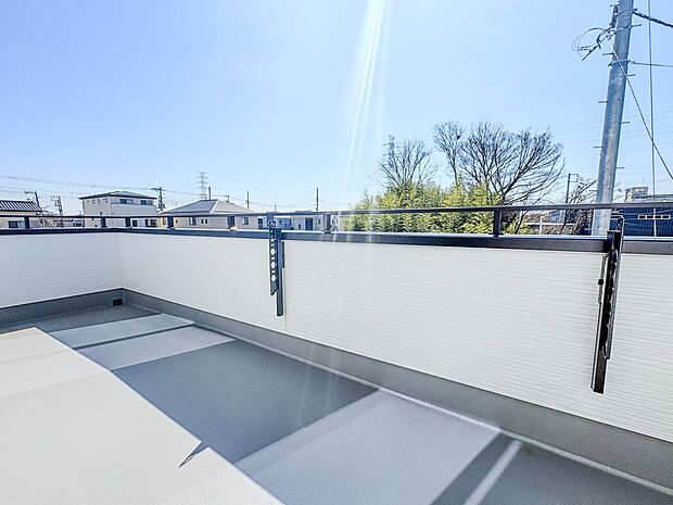 【バルコニー】 バルコニーから差し込む陽光・通風は、住環境・快適性と共に有り続ける貴重な「財産」です。