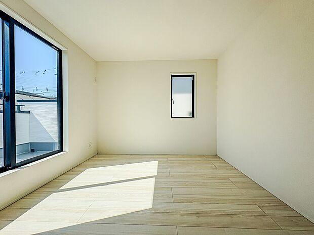 【リビング・和室併設】 和室を上手に活用すると暮らし方の幅が広がります。例えば普段は開け放して、子供の小さいうちはお昼寝や遊びのスペースに。畳はソフトなので転んでもケガをしにくく安心です。…