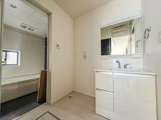 【脱衣所】脱衣所です。サニタリー収納付き。タオルや下着類等の保管場所として。