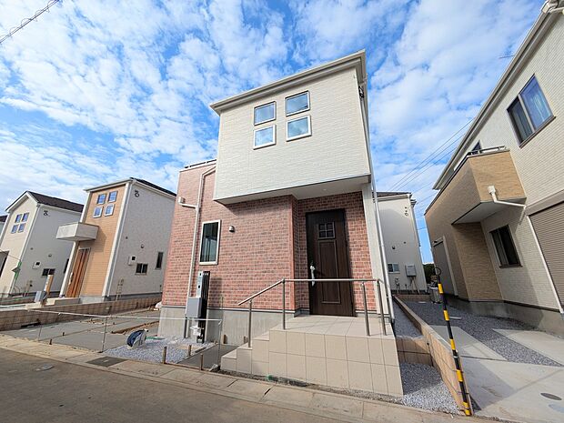 【玄関アプローチ】  玄関はおうちの顔と言われます。玄関アプローチは、外観デザインの印象を左右します。ご家族の個性を出しながら、素敵な玄関でお客様をお迎えしてください。