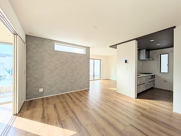 【リビング】インテリアショップで見掛けた「あの家具」も置ける、ゆったりとした空間。時に広さが上質な寛ぎの時間になる事も。