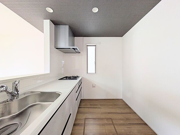 【キッチン】ナチュラルな自然光の中での調理。お洒落な食器類を余裕で収納できるスペース。動きやすい女性目線のキッチン動線。これからはお料理をつくる時間が劇的に変わります。