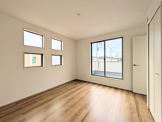 【寝室】シンプルな内装はおしゃれのポイントです。シンプルは華美より飽きがこないからです。色や模様でおしゃれ感をだす。それがシンプルイズビューティーです。