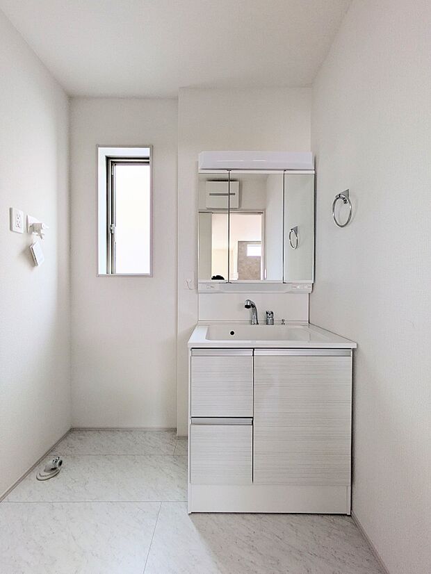 【洗面所】大きく見やすい三面鏡で清潔感ある洗面台は、身だしなみチェックや肌のお手入れに最適です。何かと物が増える場所だからこそ、スッキリと見映えの良い空間に拵えました。