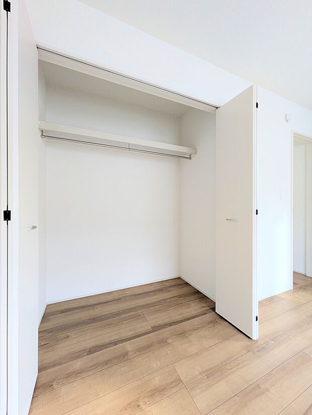 【CL(クローゼット）】  壁面クローゼットのメリットは、衣類が横一列に並ぶためひと目で洋服が選びやすいこと。衣類をたくさんお持ちの方も、限られたスペース内に無理なく収納することができます。…